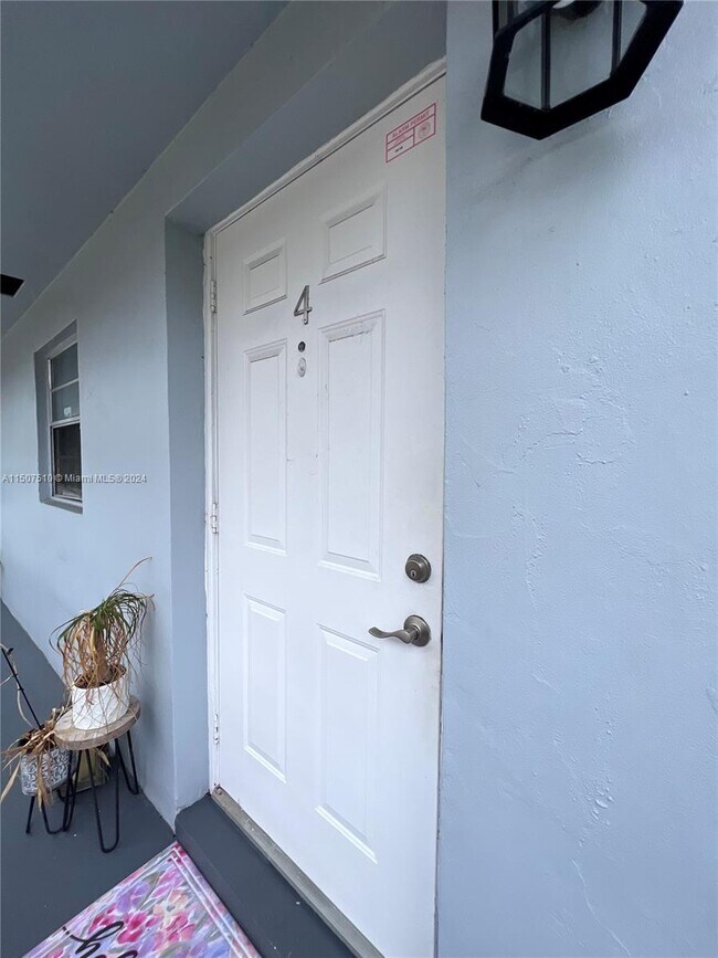 Foto del edificio - 2464 SW 22nd St