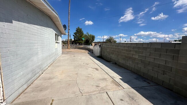 Foto del edificio - 3 BEDROOMS 2 BATHROOMS HOUSE AVAILABLE FOR...