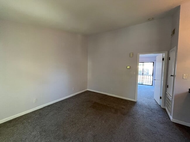 Building Photo - 2548 Flint Dr