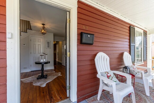Foto del edificio - Walk to Main Street Restaurants and Downtown! Charming home, just like grandma's house!