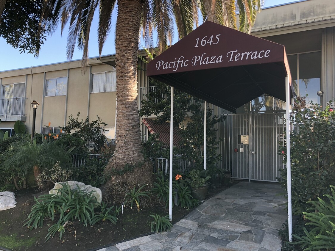 Primary Photo - Pacific Beach condo now available, excelle...