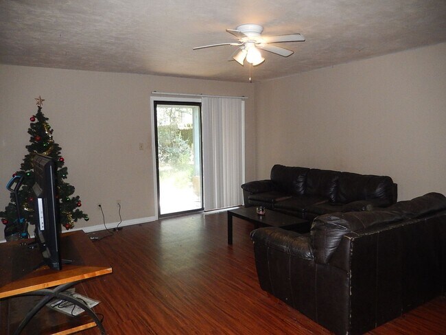 Building Photo - LOVELY 2/2 w/ Stainless Steel Appliances, No Carpet, & Large Privacy Fenced Yard! Mins from FSU/T...