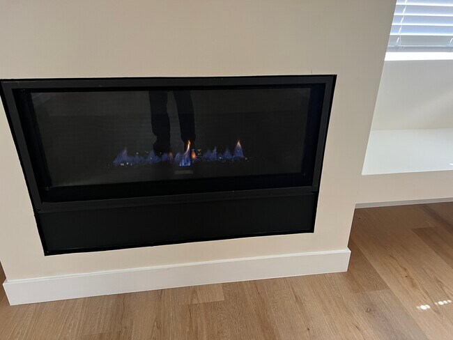 Chimenea en el área de estar - 7390 Eads Ave