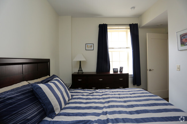 Bedroom - Algonquin Apartments