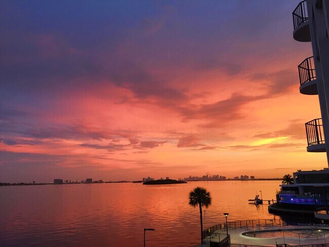 Foto del edificio - 11930 N Bayshore Dr