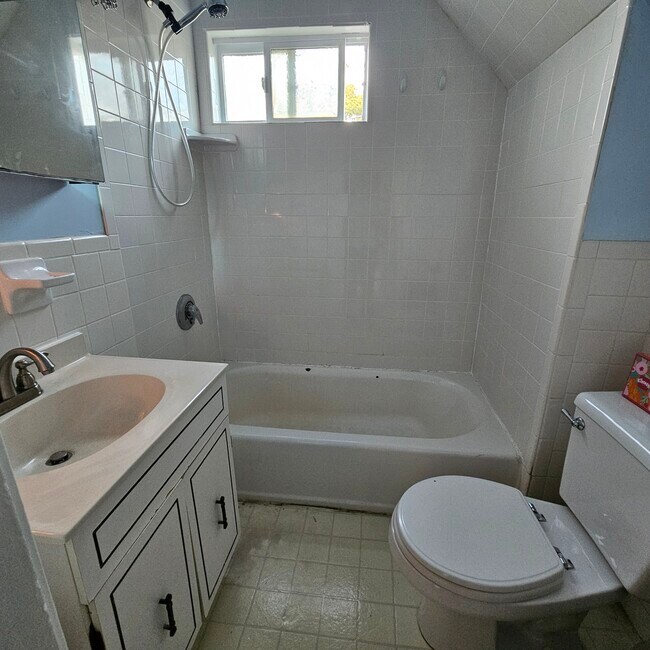 Bathroom - 19 Porter St