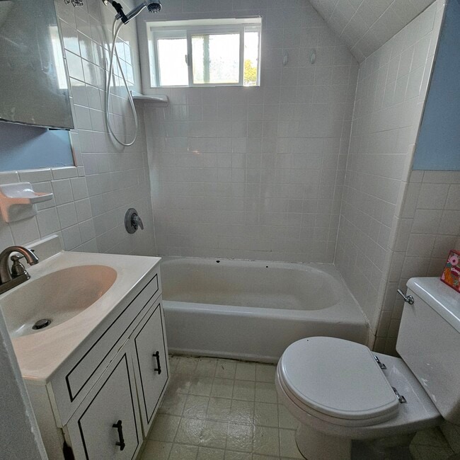 Bathroom - 19 Porter St
