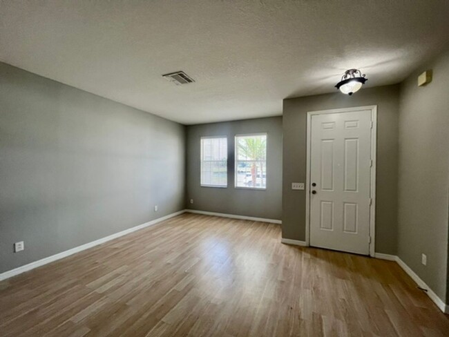 Building Photo - Beautiful Two Story 3 Bedroom, 2.5 Bathroo...