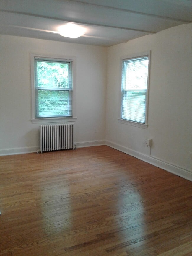 Dining area - 8313 Eastridge Ave