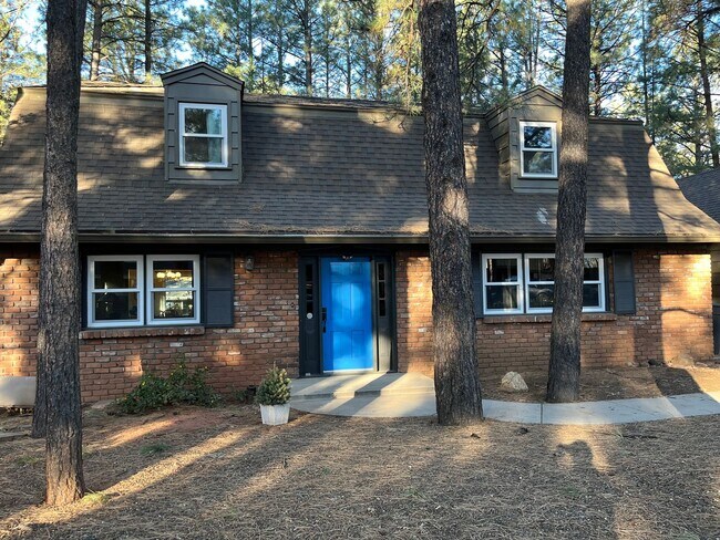 Foto del edificio - Lease Takeover Starting June 1st | Spacious 5-Bedroom Home Near Downtown Flagstaff