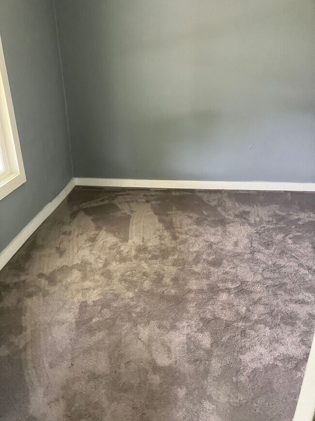 Building Photo - Refreshed 2 bedroom home