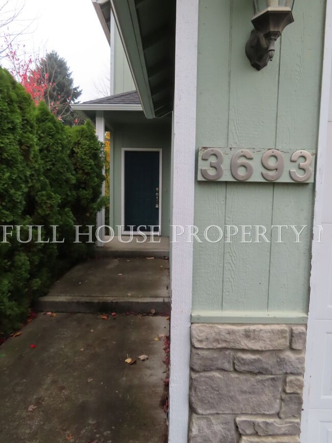 Building Photo - 3 bedroom 2.5 bath, 2 level home in  Beaut...