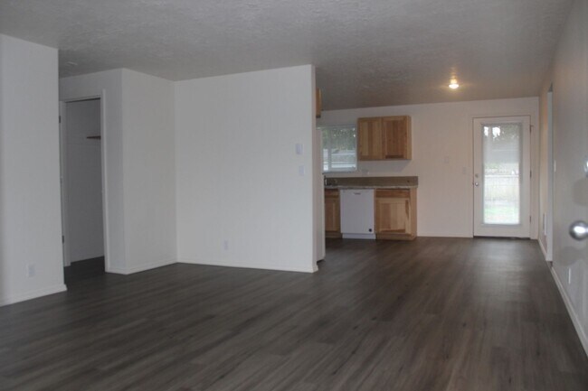 Building Photo - 3 Bed 2 Bath Hillsboro Ranch