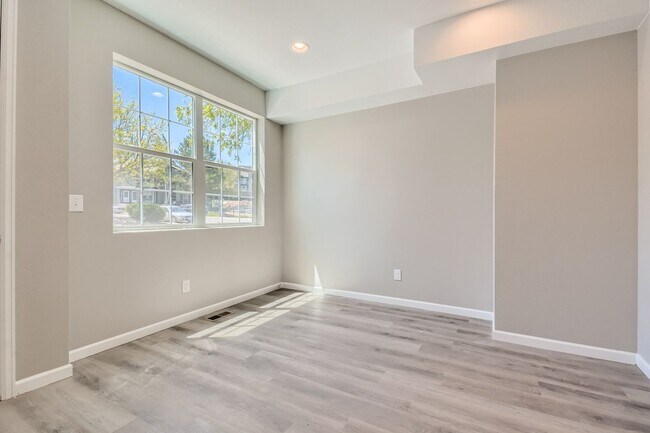 Building Photo - Spacious Townhome Near Edgewater!