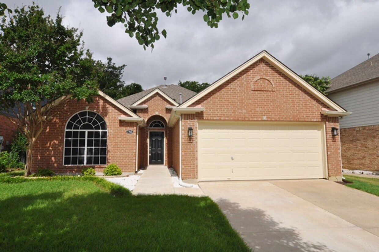 Foto principal - Lovely 3-bed, 2-bath home in North Fort Wo...