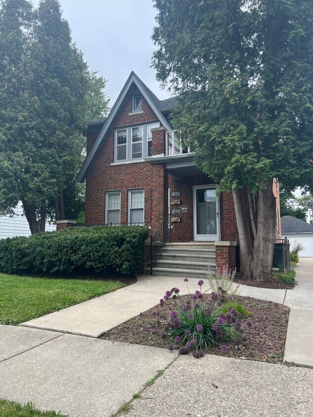 Front of house and entry - 166 Jewell St
