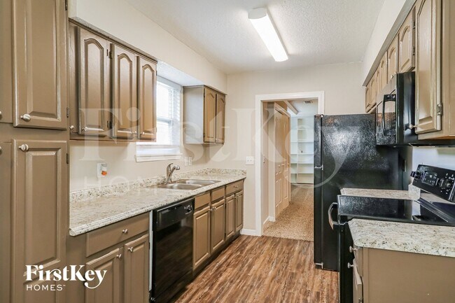 Foto del edificio - 5323 Thoroughbred Blvd