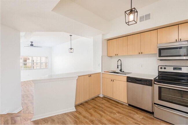 Building Photo - 2402 W Azeele St