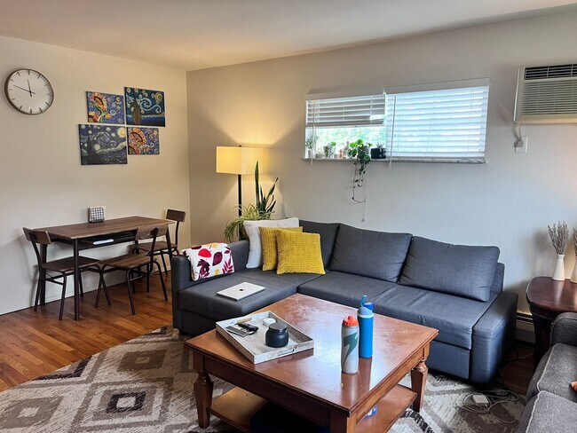 Foto del edificio - SPACIOUS 2 BR IN HYDE PARK WITH GARAGE