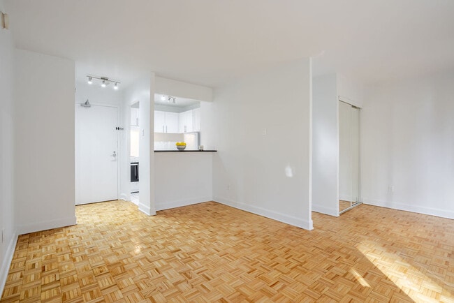 Building Photo - La Tour Penfield