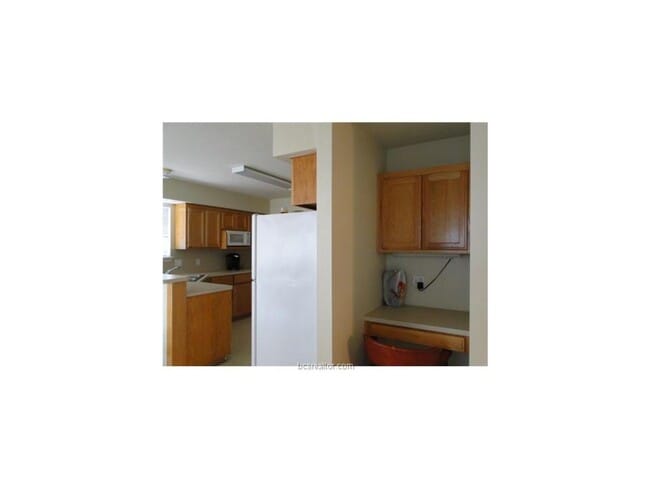 Building Photo - Spacious 3/2 1/2 duplex in convenient loca...