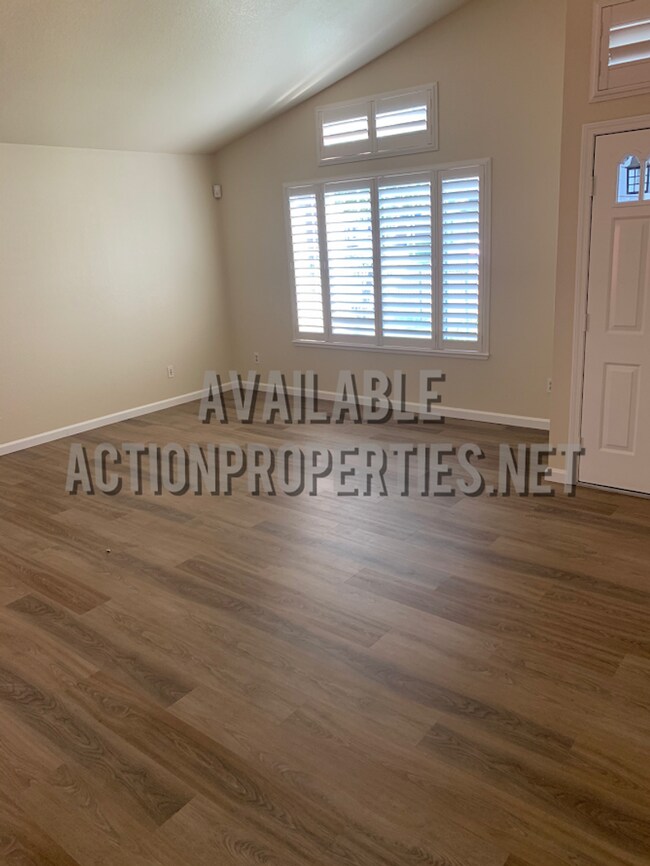 Building Photo - Antelope Single Story, - 3 bedroom, 2 bath - Separate Living Room, Family Room w/fireplace  Low M...