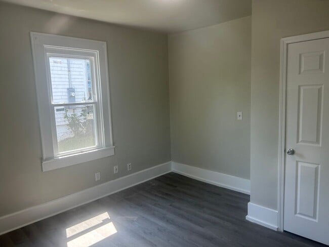 Building Photo - Adorable Two Bedroom One bath house!