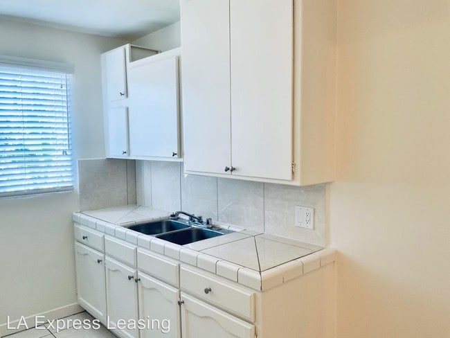 Building Photo - 625 W 92nd St