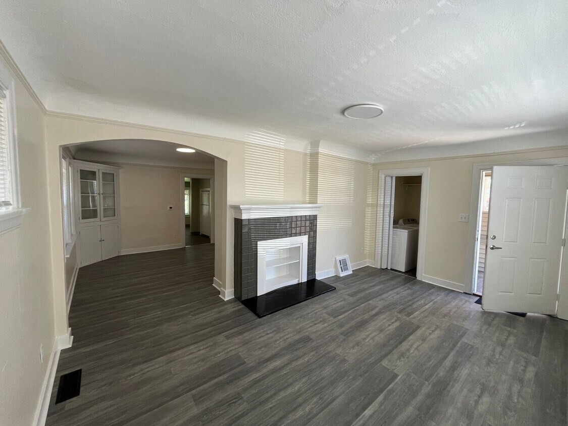 Primary Photo - Seattle 5Bed / 2 bath Home - 2bed 1bath up...