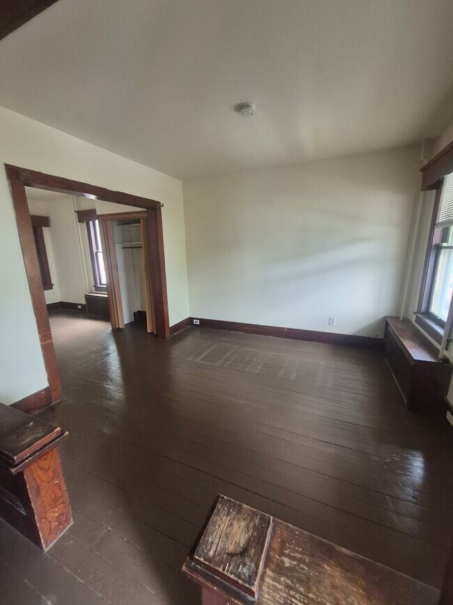 Building Photo - Large 3/4 Bedroom 1/2 Duplex in Stroudsburg borough!