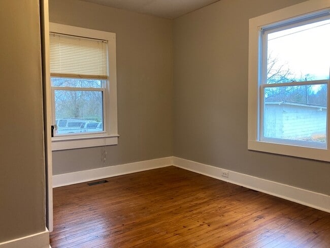 Building Photo - Brick Ranch in Williamston