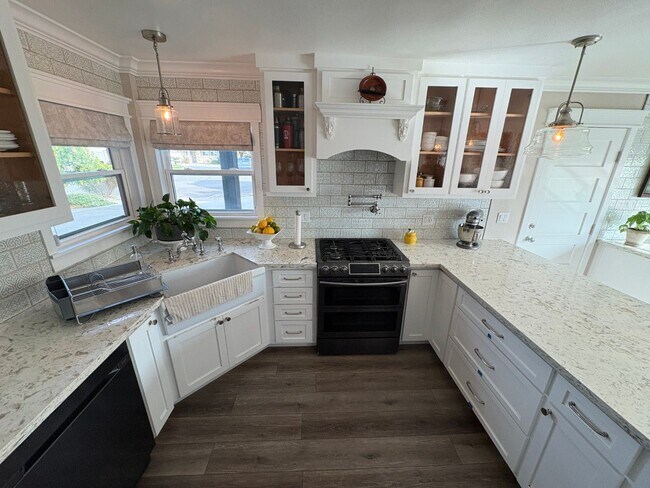 Foto del edificio - Remodeled Craftsman style 3 bedroom (with 4th office/bedroom), 3 bathroom home - this is NOT your...