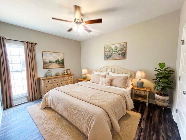 Foto del edificio - 215 Silverthorn Dr