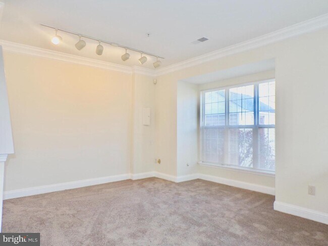 Foto del edificio - 8626 Sycamore Glen Ln