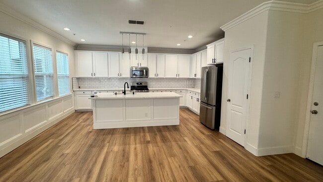 Building Photo - 3301 N Park Dr