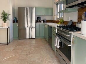 Kitchen Units 4,9 - Stay Lola