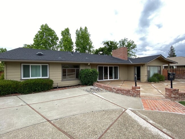 Building Photo - Large Three Bed, Two Bath Home with a Pool...