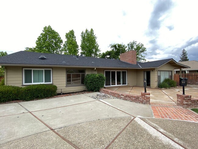 Foto del edificio - Large Three Bed, Two Bath Home with a Pool...