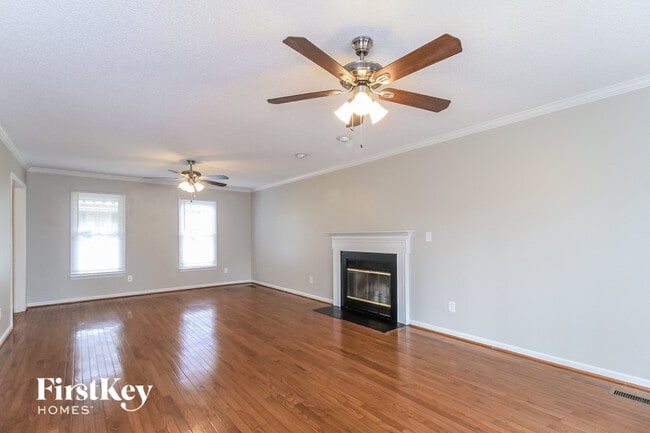 Foto del edificio - 3110 Glenshire Dr