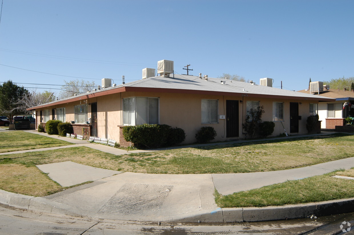 Building Photo - 314-332 E Lancaster Blvd