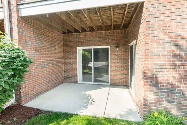 Building Photo - 16868 Dover Dr