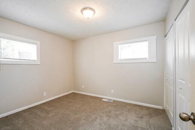 Building Photo - 4834 Leone Dr