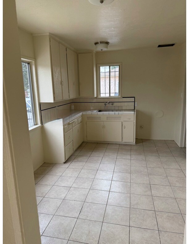 Kitchen - 2253 S Cochran Ave