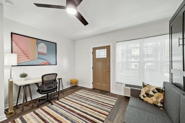 Escritorio y silla para estudiar - 2802 Whitis Avenue