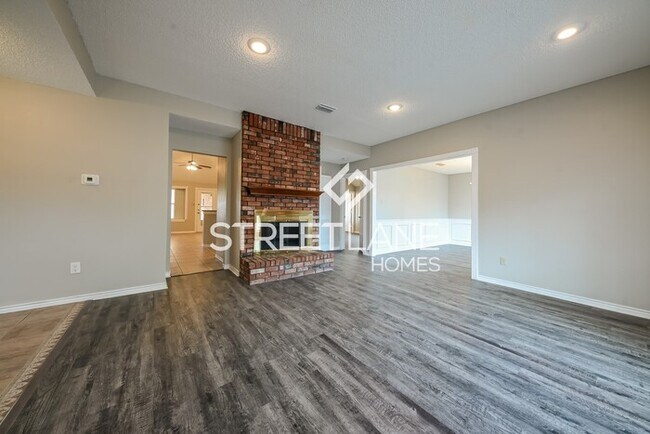 Building Photo - Beautiful 4 Bedroom in Cedar Hill!