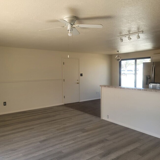 Building Photo - 4 Bedroom Tri-Level Home