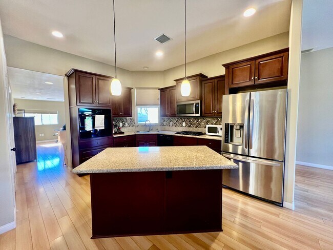 Foto del edificio - AVAILABLE NOW! GORGEOUS 4 Bedroom 2 Bathro...