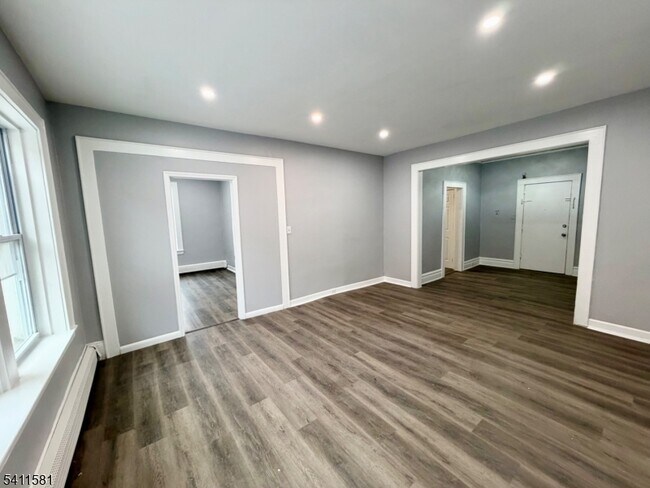 Foto del edificio - 310 Orange Rd