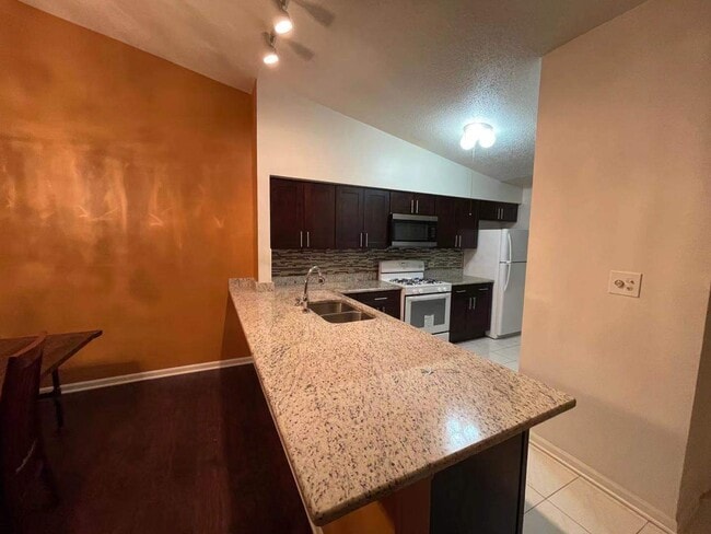 Building Photo - 1751 Ranchview Dr