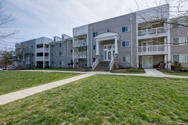 Building Photo - Fantastic end-unit condo